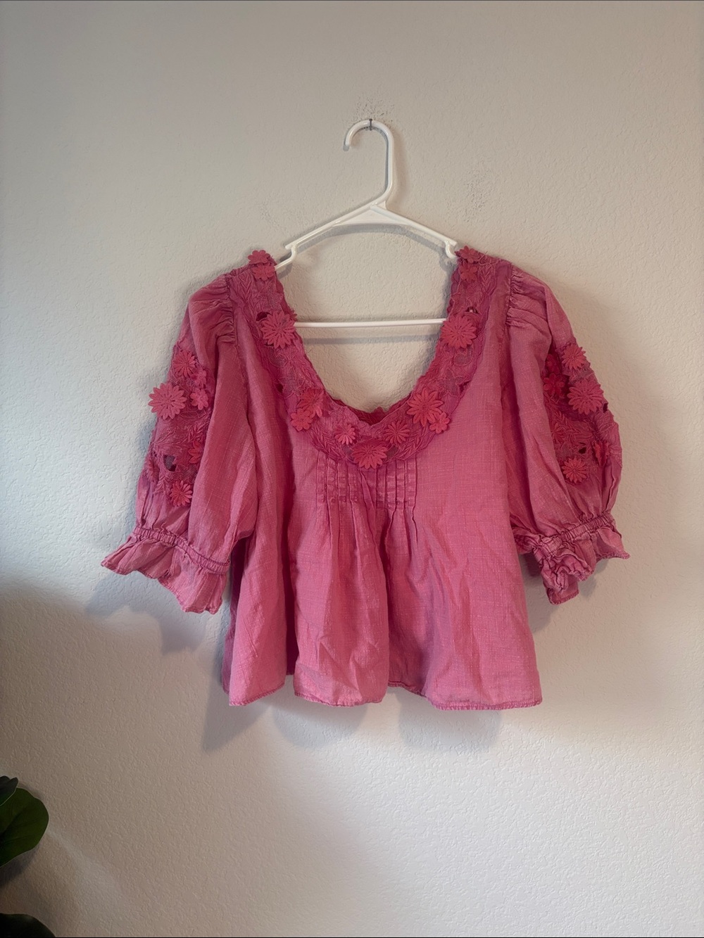 Free People Rose Pink Floral Appliqué Peasant Top m